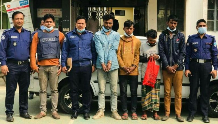 আন্তঃ জেলা ডাকাত দলের ৯ সদস্যকে গ্রেফতার করেছে মিরসরাই থানা পুলিশ