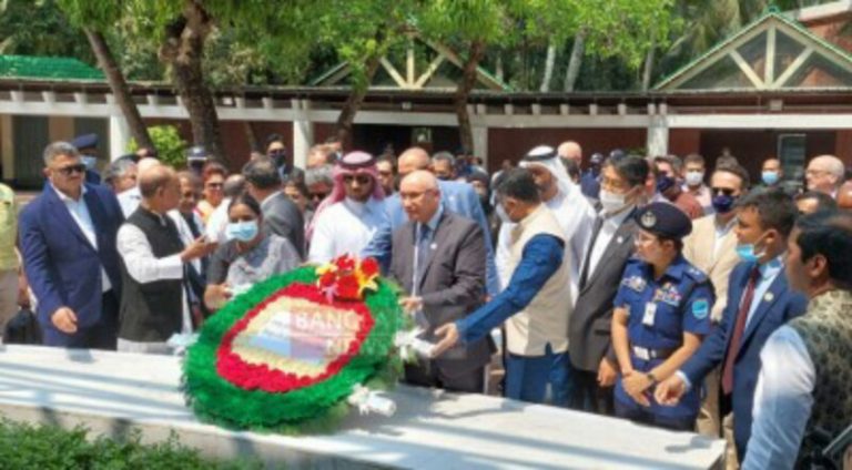 বঙ্গবন্ধুর সমাধিতে পুষ্পস্তবক অর্পণ করলেন ৪৫ দেশের রাষ্ট্রদূত