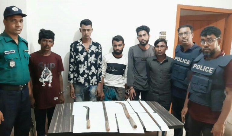 চান্দগাঁও থানা পুলিশের সাড়াশি অভিযানঃ বিপুল পরিমাণ অস্ত্র ও চোরাই মোবাইল ল্যাপটপ উদ্ধার