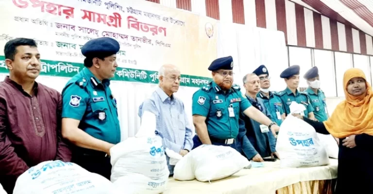চট্টগ্রামে ৫০০ অসহায় পরিবার পেলো সিএমপি ও কমিউনিটি পুলিশিংএর উপহার সামগ্রী