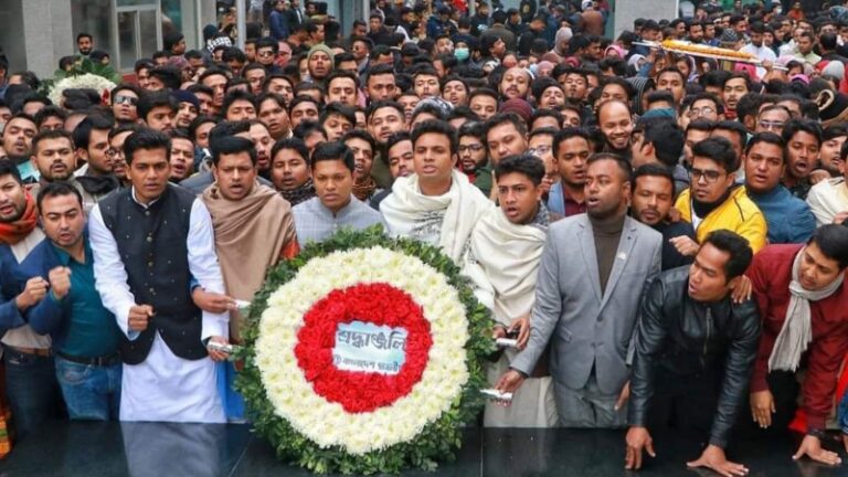 ৭৫তম প্রতিষ্ঠাবার্ষিকীতে বঙ্গবন্ধুর প্রতিকৃতিতে ছাত্রলীগের শ্রদ্ধা