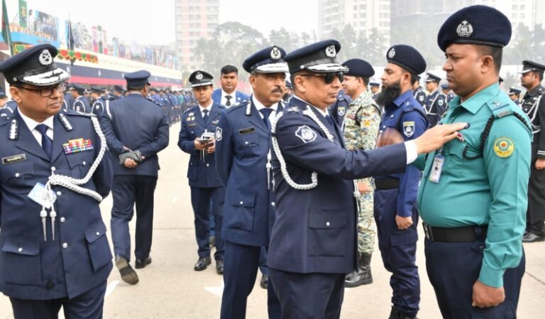 আইজি ব্যাজ পদক পেলেন খুলশী থানার এস আই আনোয়ার হোসেন