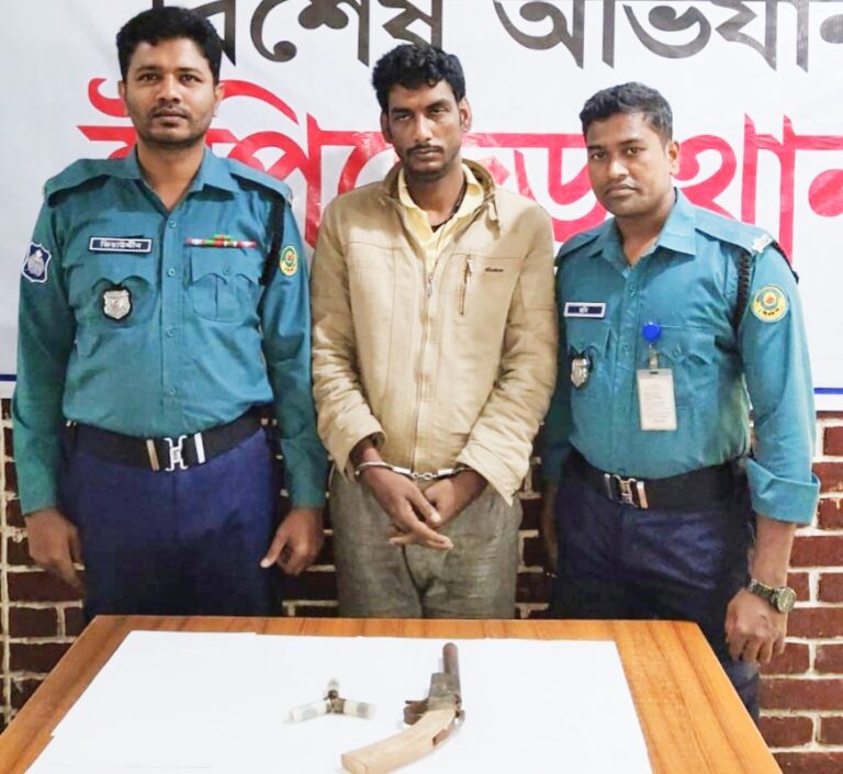 ইপিজেডের দুর্ধর্ষ সন্ত্রাসী সাইফুদ্দিন অস্ত্রসহ গ্রেফতার