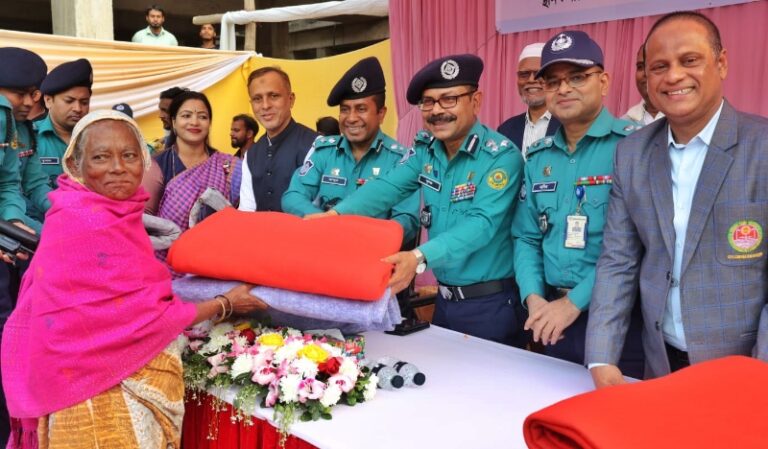 হতদরিদ্রদের মাঝে শীতবস্ত্র বিতরণ করলেন সিএমপি কমিশনার কৃষ্ণপদ রায়