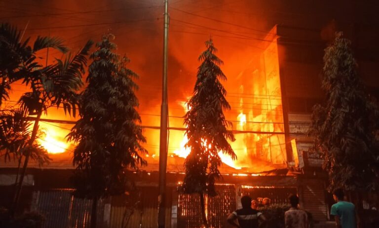 চট্টগ্রামের আন্দরকিল্লায় মার্কেটে অগ্নিকাণ্ড, নিহত ১
