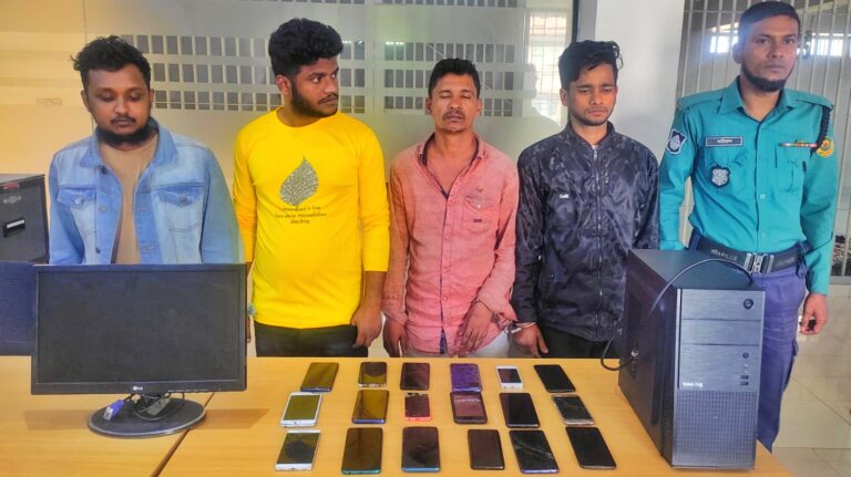 চোরাই মোবাইলের আইএমআই নম্বর পরিবর্তনকারী শহীদুলসহ গ্রেফতার ৪, ১৮টি মোবাইল ও ১টি কম্পিউটার উদ্ধার