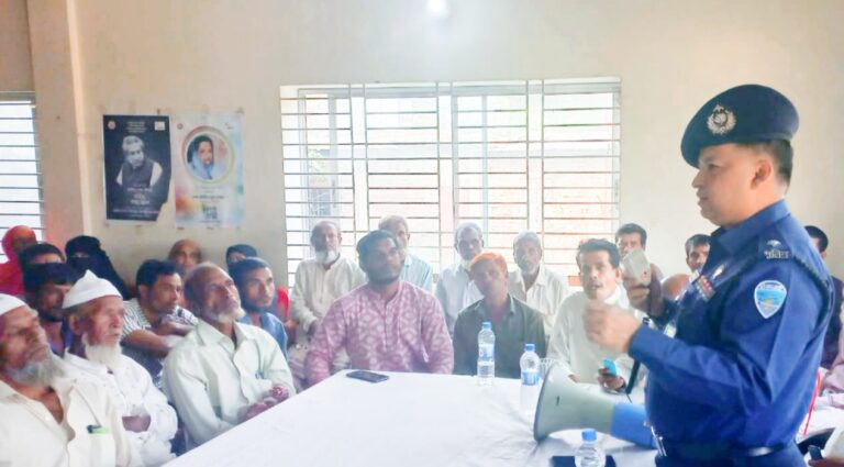 চন্দনাইশের কাঞ্চনাবাদে আইন শৃঙ্খলা বিষয়ক সভায় ওসি আনোয়ার হোসেন