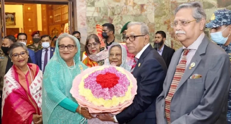 রাষ্ট্রপতি আবদুল হামিদের সঙ্গে প্রধানমন্ত্রী ও নবনির্বাচিত রাষ্ট্রপতির সাক্ষাৎ