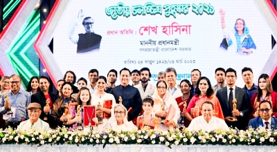 গুণী শিল্পীদের হাতে চলচ্চিত্র পুরস্কার তুলে দিলেন প্রধানমন্ত্রী