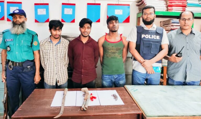 চান্দগাঁওয়ে ডাকাতির প্রস্তুতি গ্রহণ করাকালে অস্ত্রসহ ৩ ডাকাত গ্রেফতার