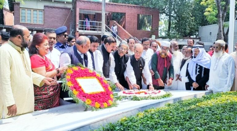 টুঙ্গিপাড়ায় বঙ্গবন্ধুর সমাধিতে কেন্দ্রীয় আওয়ামী লীগের শ্রদ্ধা