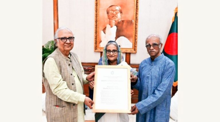 বঙ্গবন্ধুর পুরস্কার তাঁর কন্যা প্রধানমন্ত্রী শেখ হাসিনার কাছে হস্তান্তর