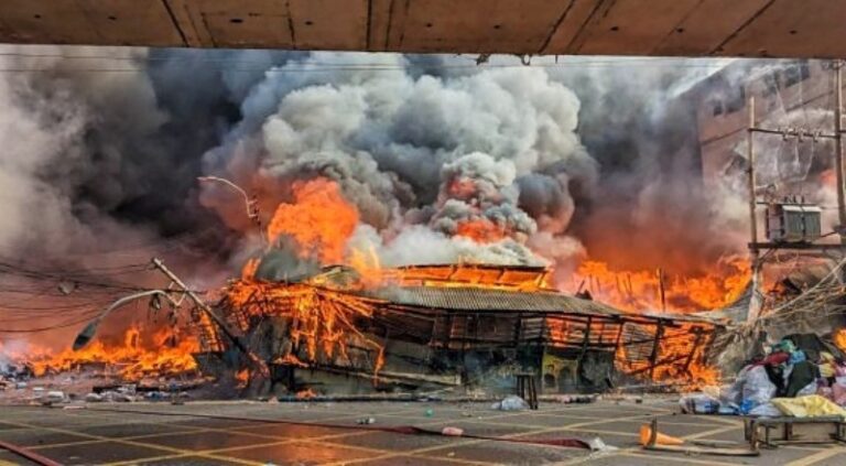 জ্বলছে রাজধানীর বঙ্গবাজার, পাঁচ ঘণ্টায়ও নিয়ন্ত্রণে আসেনি আগুন