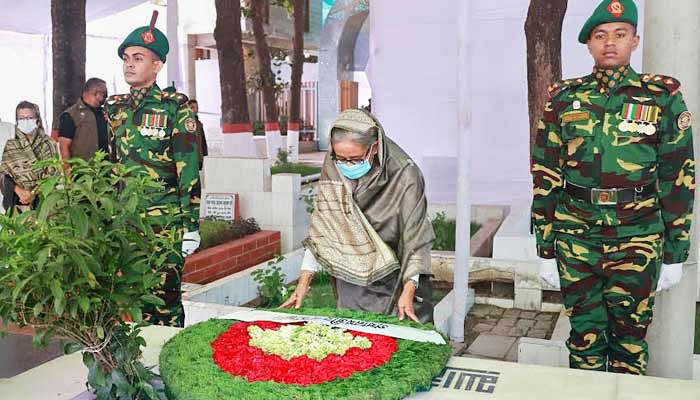 ১৫ আগস্টের শহীদদের কবরে প্রধানমন্ত্রীর শ্রদ্ধা