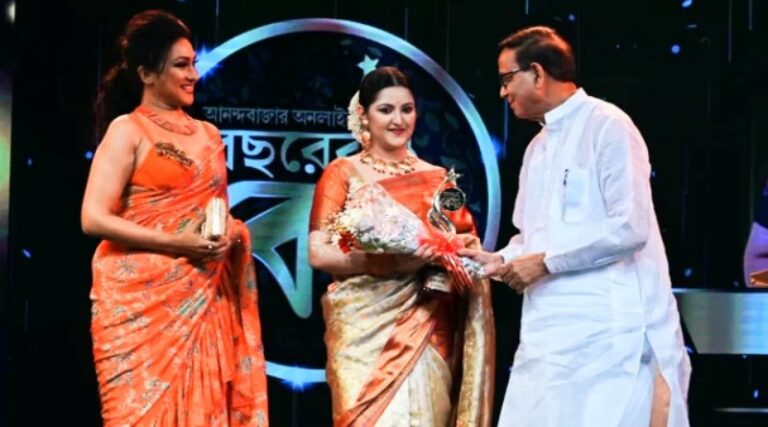 সেরা অভিনেত্রীর পুরস্কার পেলেন পরীমণি