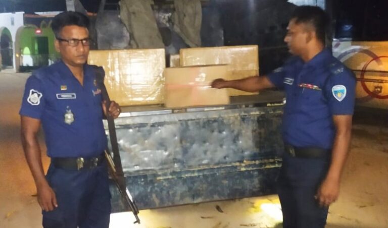 চন্দনাইশে সাড়ে ১৪ লাখ টাকার অবৈধ বিদেশী সিগারেট উদ্ধার, পিকআপ আটক