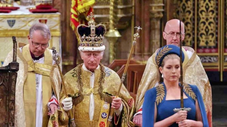 রাজমুকুট পরে সিংহাসনে বসলেন রাজা তৃতীয় চার্লস