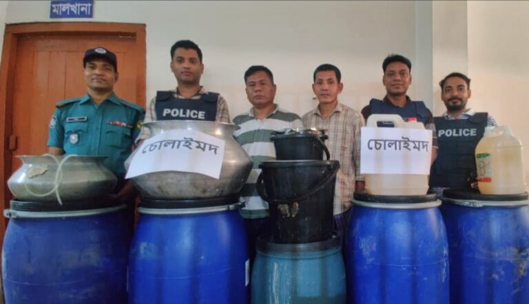 চান্দগাঁও থানা পুলিশের অভিযান: ১১শ লিটার চোলাইমদসহ ২ কারবারি গ্রেফতার