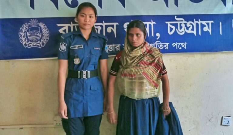 রাউজানে নারী যাত্রীর কাছ থেকে ২২ লিটার চোলাইমদ উদ্ধার