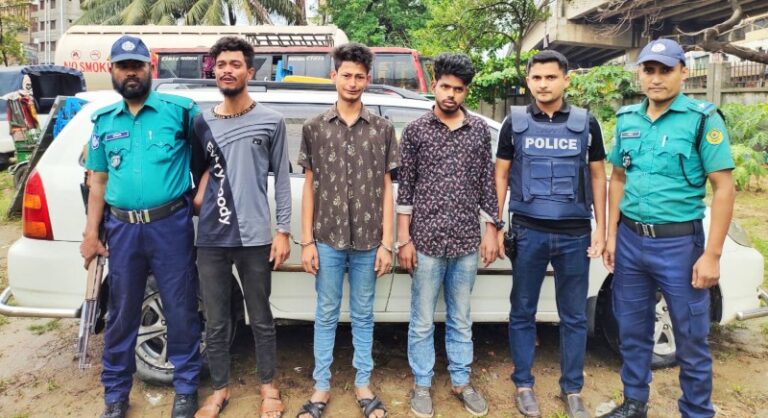 চান্দগাঁওয়ে ছিনতাইকারী চক্রের ৪ সদস্য গ্রেফতার, গাড়ি ও টাকা উদ্ধার