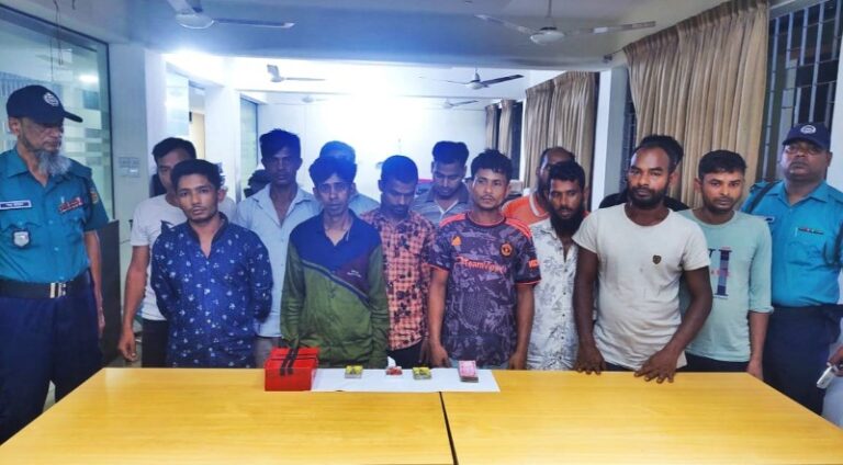 পাঁচলাইশে ১৩ জন জুয়াড়ি গ্রেপ্তার, টাকাসহ জুয়ার সরঞ্জাম জব্দ