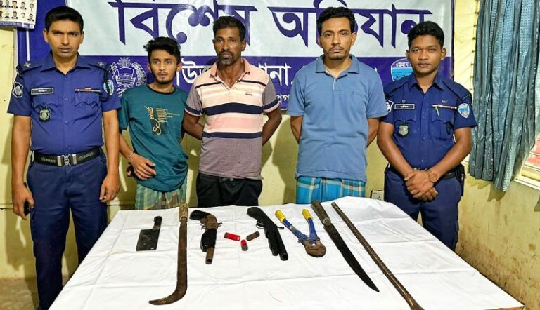 রাউজানে ডাকাতির প্রস্তুতিকালে সন্ত্রাসী ধামা ইলিয়াছসহ গ্রেপ্তার ৩, বিপুল অস্ত্র উদ্ধার
