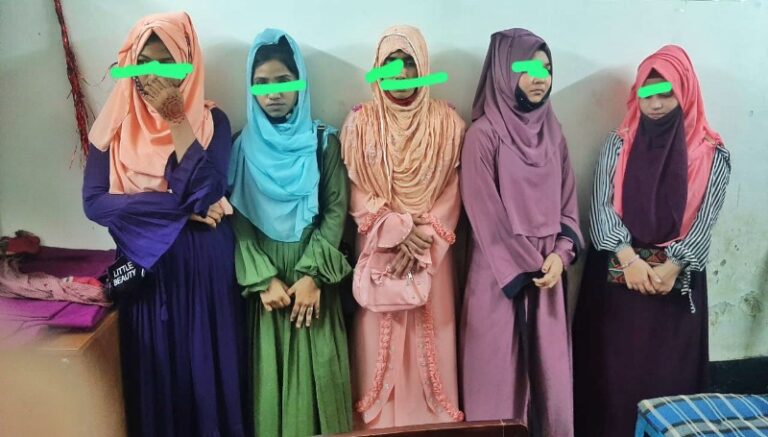 চান্দগাঁও বাহির সিগন্যালের হোটেল রিভাব প্যালেস হতে ১২ জন পতিতা-খদ্দর গ্রেপ্তার