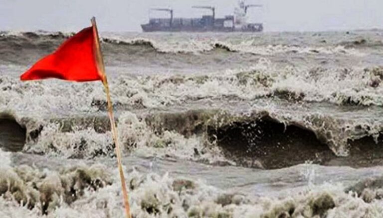 সমুদ্র বন্দরে ৩ নম্বর সতর্ক সংকেত