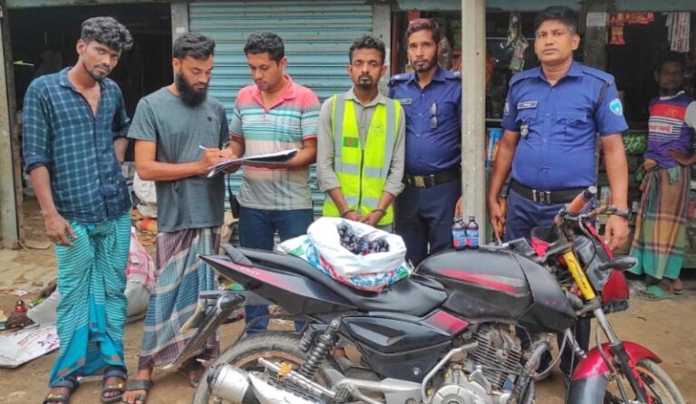 মোটরসাইকেলের তেলের টাংকিতে করে ফেন্সিডিল পাচার, ৫০ বোতল ফেন্সিডিলসহ মাদক ব্যবসায়ী গ্রেপ্তার