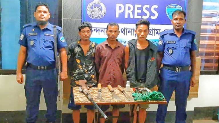 চট্টগ্রামের চন্দনাইশে একনলা বন্দুকসহ তিন পাহাড়ি সন্ত্রাসী গ্রেফতার