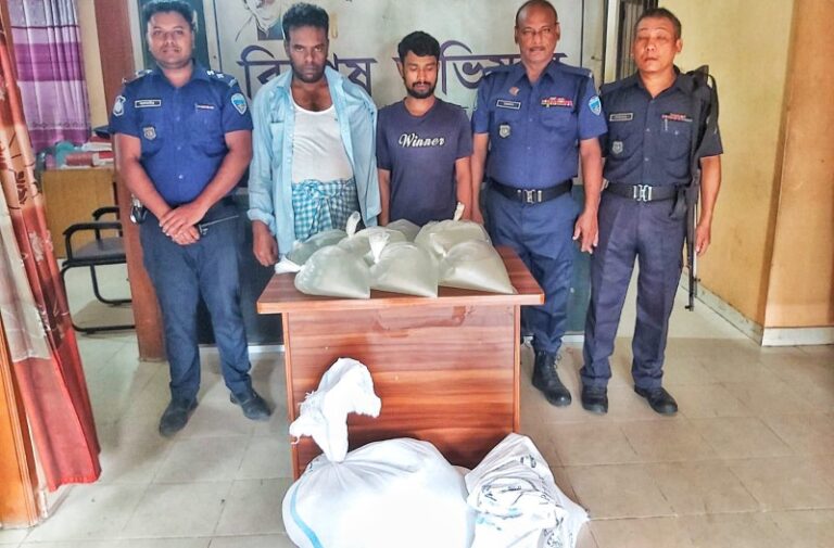 হাটহাজারীর মদুনাঘাটে ১০০ লিটার চোলাই মদসহ ২ মাদক কারবারি গ্রেপ্তার