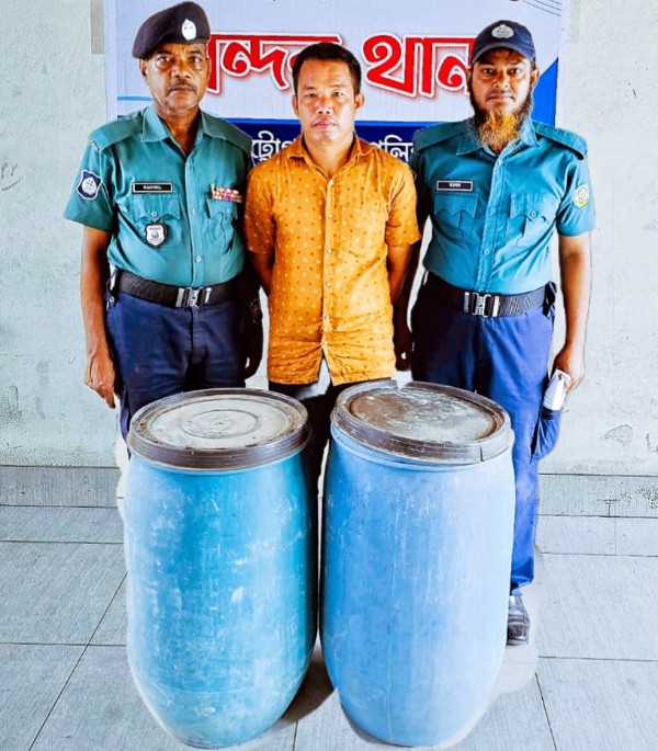 চট্টগ্রামের বন্দরে ২২০ লিটার চোলাই মদসহ ১ মাদক কারবারি গ্রেপ্তার