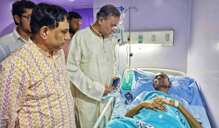 একুশে পত্রিকা সম্পাদক আজাদ তালুকদারকে দেখতে গেলেন তথ্যমন্ত্রী ড. হাছান মাহমুদ