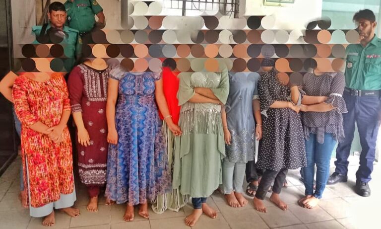 চট্টগ্রাম নগরীর আমতলস্থ শাফিনা হোটেল, ফলমন্ডিস্থ সিলভার ইন ও হোটেল লালদীঘি থেকে ২৮ পতিতা-খদ্দর গ্রেপ্তার