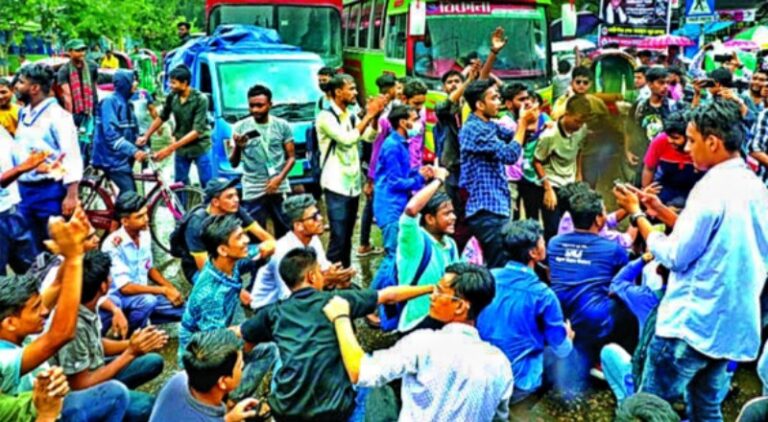 এইচএসসি পরীক্ষা পেছানোর দাবিতে শিক্ষার্থীদের বিক্ষোভ