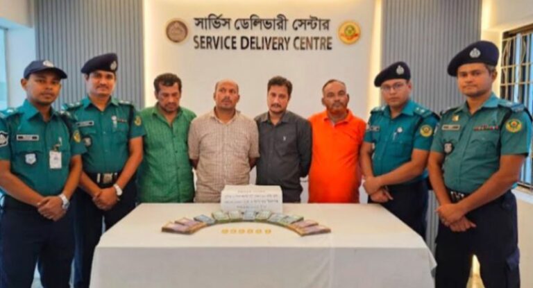 চট্টগ্রামের হাজারীগলিতে লুণ্ঠিত ৬টি সোনার বারসহ ৫ ছিনতাইকারী গ্রেফতার