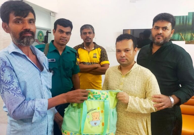 ‘টিম কোতোয়ালি’র তৎপরতা: ৩৫ মিনিটের মধ্যে ‘হারানো ব্যাগ’ উদ্ধার