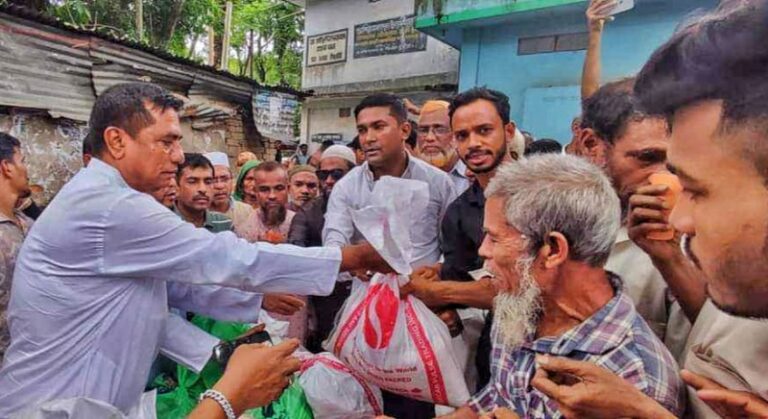 পটিয়ার আশিয়ায় বন্যায় ক্ষতিগ্রস্ত ১ হাজার পরিবারের মাঝে বিএনপির ত্রান সামগ্রী বিতরণ