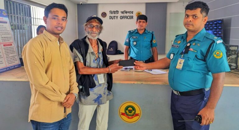 বীর মুক্তিযোদ্ধার দুইটি মোবাইল ফোন উদ্ধার করে দিলেন ‘টিম কোতোয়ালি’ 