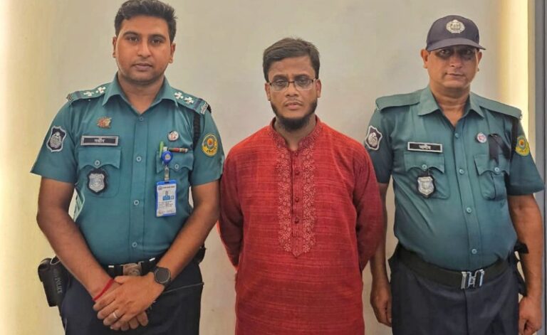 চট্টগ্রামে পঞ্চম শ্রেণির এক ছাত্রীকে অপহরণ করলো শিক্ষক মঞ্জুরুল ইসলাম!