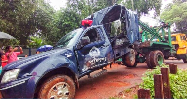 চট্টগ্রামের সীতাকুণ্ডে টহল ভ্যানে ট্রেনের ধাক্কা, ৩ পুলিশ কনস্টেবল নিহত