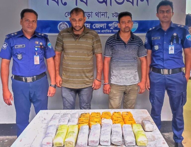 লোহাগাড়া থানা পুলিশের অভিযান: মাইক্রোবাস হতে ৭০ হাজার ইয়াবা উদ্ধার, ২ ইয়াবা কারবারি গ্রেফতার