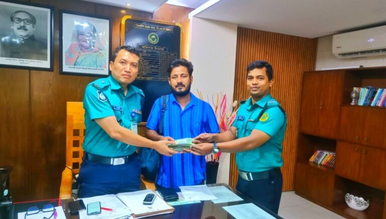 সিএনজি অটোরিকশায় ফেলে যাওয়া দুই লাখ টাকা উদ্ধার করে দিলো পাঁচলাইশ থানা পুলিশ
