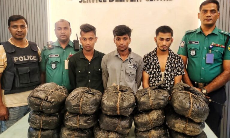 চট্টগ্রামের কোতোয়ালীতে ৩০ কেজি গাঁজাসহ ৩ জন মাদক ব্যবসায়ী গ্রেফতার