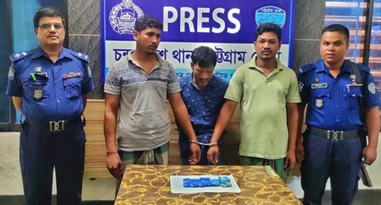 চন্দনাইশের বরমায় ৩ ইয়াবা বিক্রেতার দেহ তল্লাশি করে মিলল ১ হাজার পিস ইয়াবা
