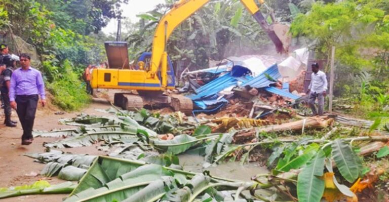 সীতাকুণ্ডের জঙ্গল সলিমপুরে উচ্ছেদ করল শতাধিক অবৈধ স্থাপনা, ১০ একর খাস জায়গা উদ্ধার