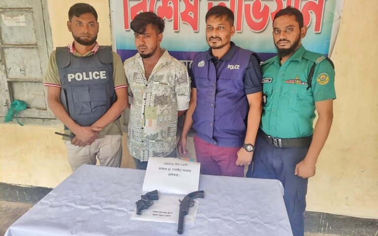 চট্টগ্রামের শীর্ষ সন্ত্রাসী ঢাকাইয়া আকবর ২টি আগ্নেয়াস্ত্রসহ গ্রেফতার