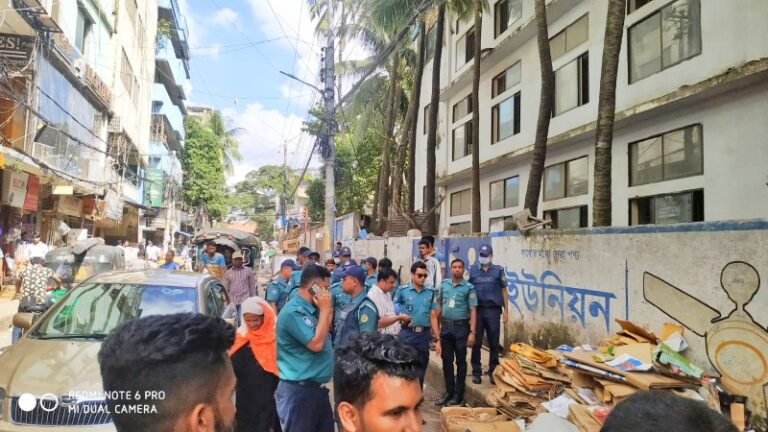 চট্টগ্রামের অপর্ণাচরণ স্কুলসহ আশপাশ এলাকা হকার মুক্ত