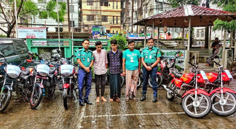 কোতোয়ালী থানা পুলিশের অভিযান: ১৩টি চোরাই মোটরসাইকেল উদ্ধার, চোর চক্রের ৩ সদস্য গ্রেফতার