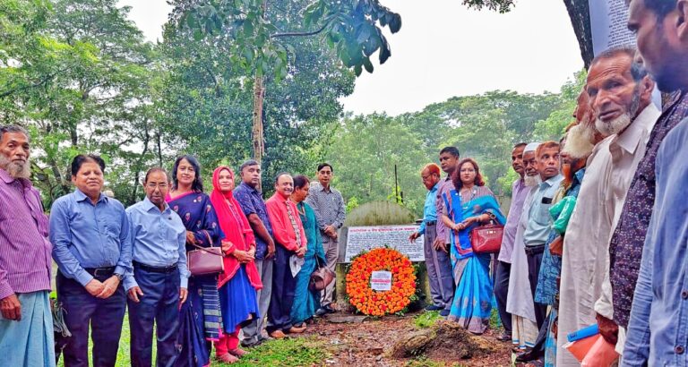 ভাষাসৈনিক ও বীর মুক্তিযোদ্ধা এ.কে ফজলুল হক চেয়ারম্যানের কবরে রোটারি গভর্নরের শ্রদ্ধানিবেদন